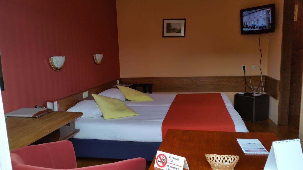 Hotel Restaurant De Hoogt Maasdam エクステリア 写真